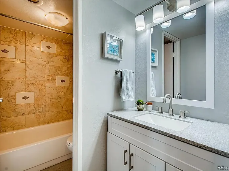 1433 N Williams St #805 — Photo 8