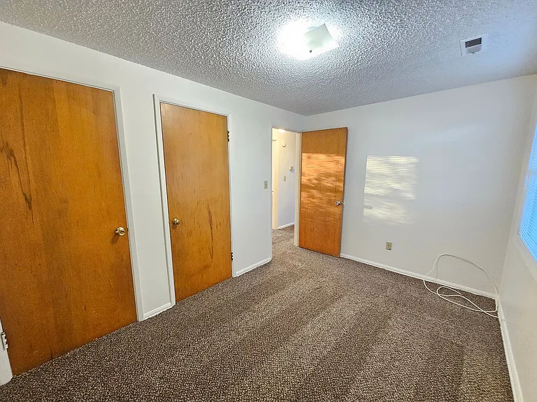 1104-1106 S Grand Dr — Photo 5