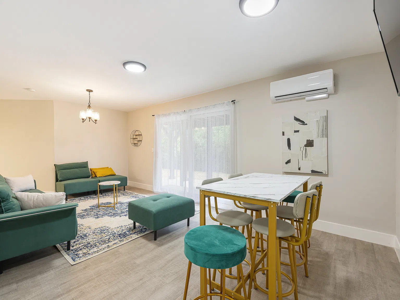 4 bed, 1200 sqft, $1,595 — Photo 1