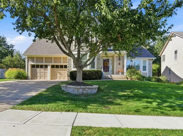 12818 Bond St, Overland Park, KS 66213
