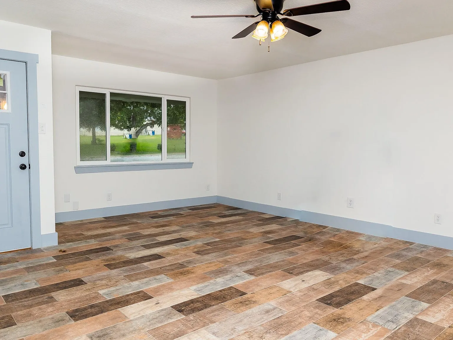 3 bed, 1.0 bath, 998 sqft, $1,650 — Photo 2