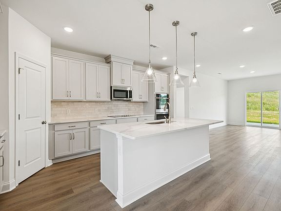 Cades Bluff - Macon Interior Image 3