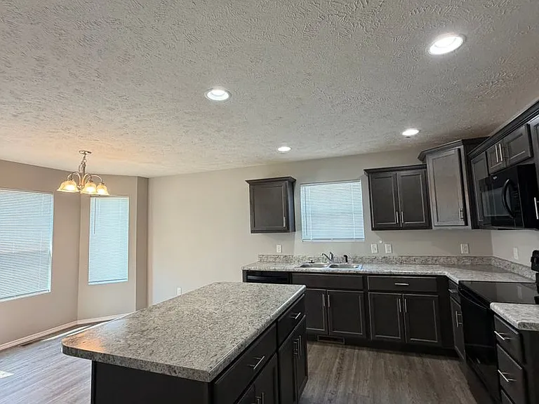 414 W Picardy St — Photo 2