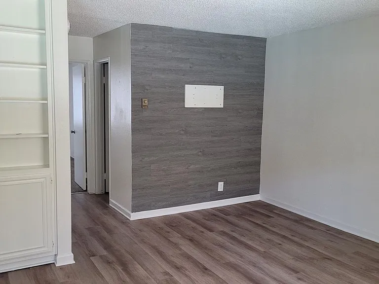 Hallmark Apartment — Photo 6