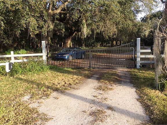 Automatic gate with keypad