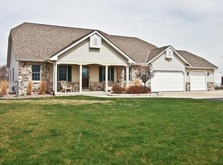 2556 Pioneer Trl, Richfield, WI 53076
