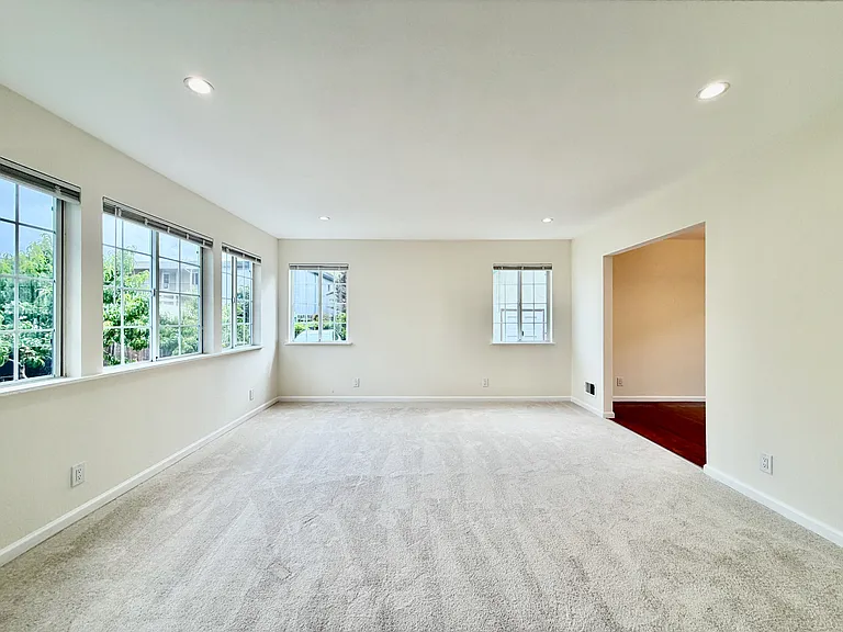 712 Prospect Row — Photo 3