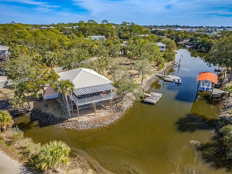 4 Oyster Bay Dr — Photo 1