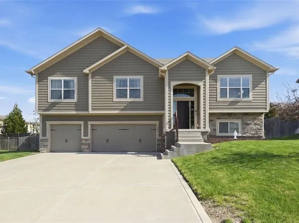 1210 Mission Dr, Raymore, MO 64083