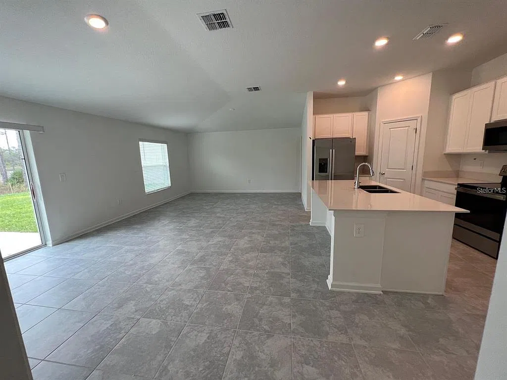 3 bed, 2.0 bath, 1560 sqft, $2,100 — Photo 2