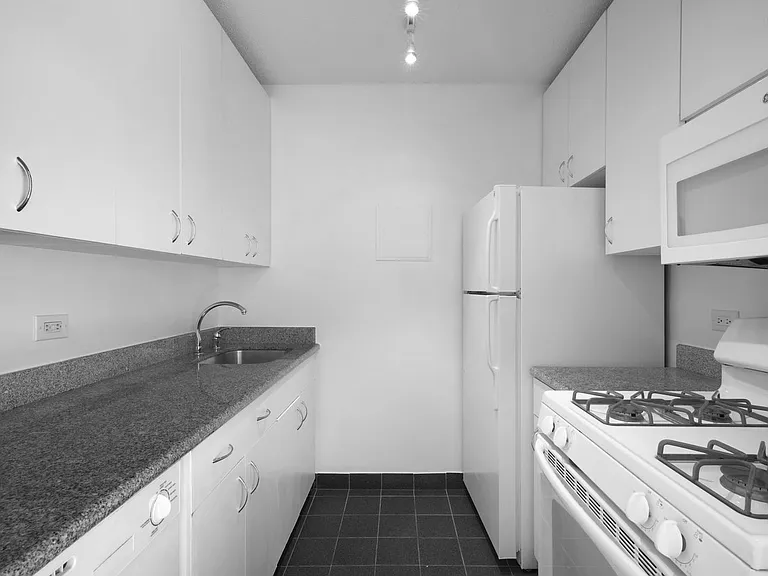 200 W 60th St #7C — Photo 8