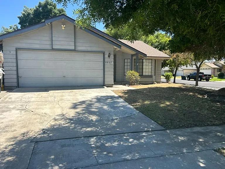 4927 W Hemlock Ave — Photo 1