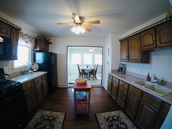 Large Kitchen with appliance