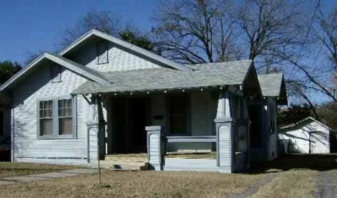 2223 E Houston St