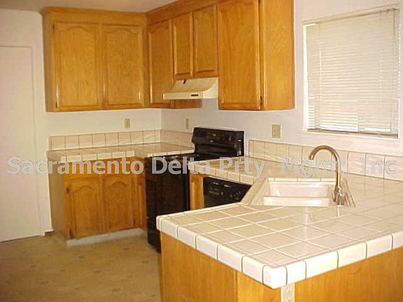 5th image of 302 Hemphill Way