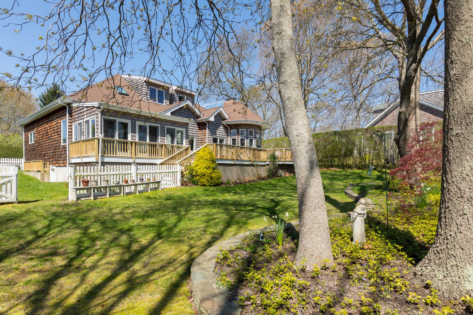  Nicely landscaped