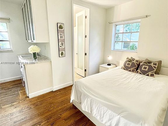 2nd image of 439 15th St APT 18