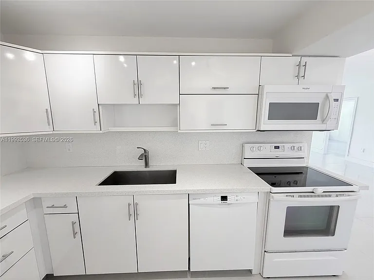 2333 Brickell Ave #1407 — Photo 4