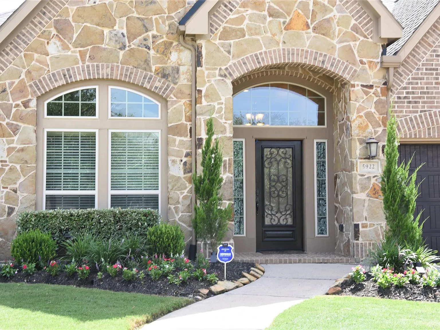 4 bed, 3.0 bath, 3564 sqft, $3,000 — Photo 3