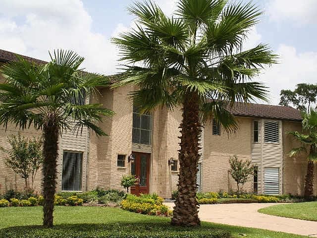 1st image of 827 Plainwood Dr