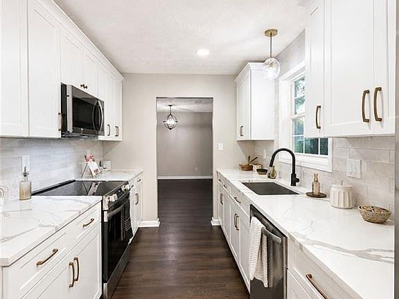 3rd image of 930 Century Oak Dr