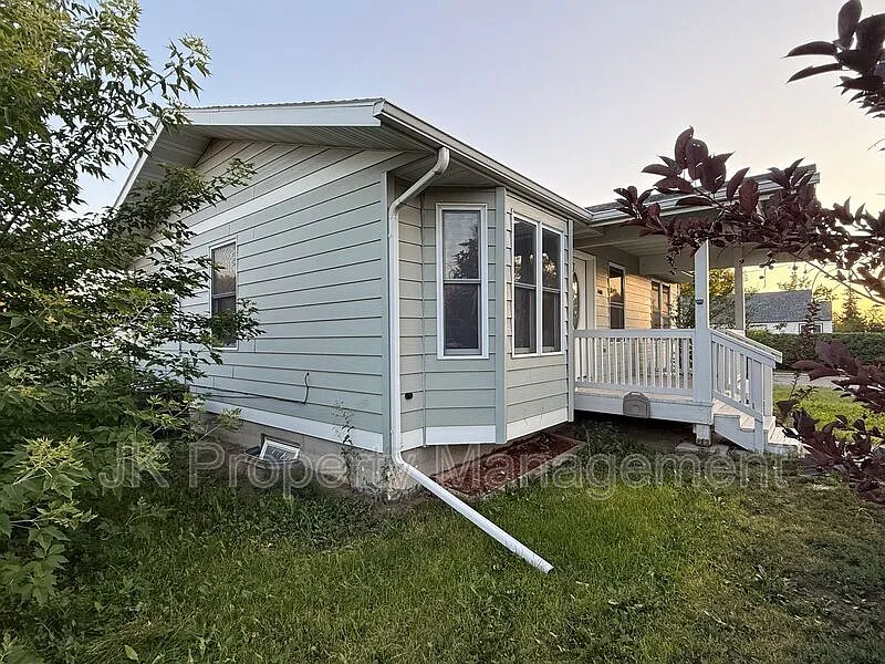 3 bed, 2.0 bath, 1742 sqft, $2,100 — Photo 3