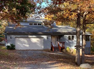 801 Roundup Ct, Hawley, PA 18428