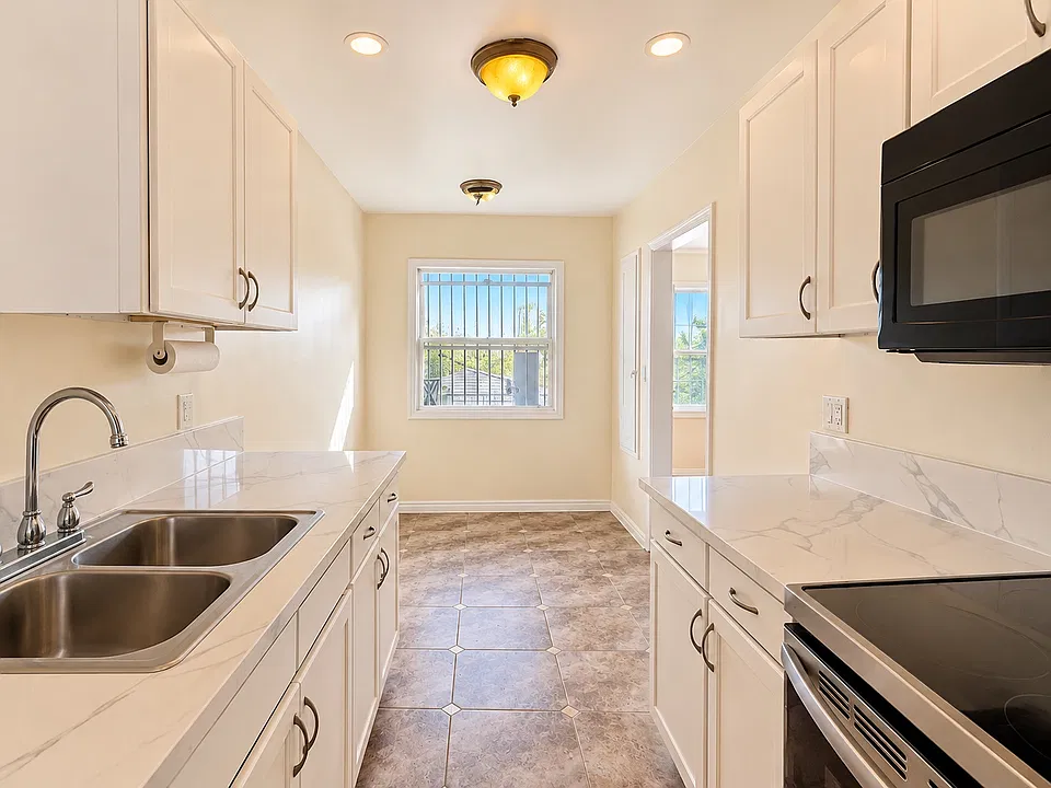 3738 1/2 W Slauson Ave #3738-1/2