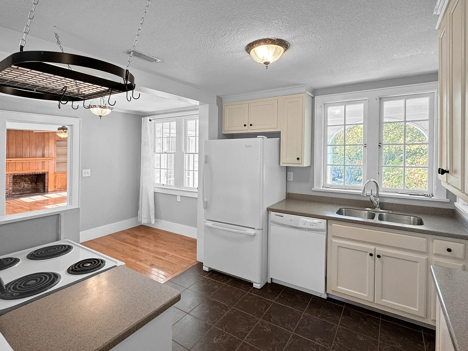 2 bed, 1100 sqft, $2,200 — Photo 3