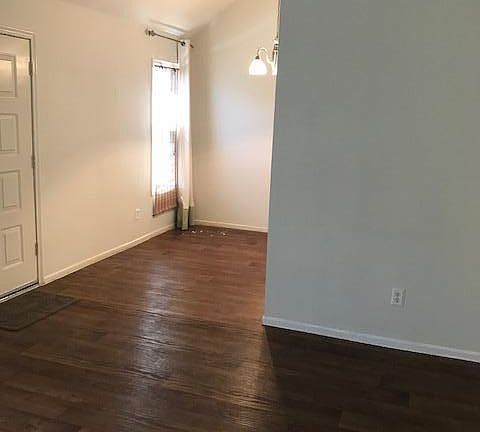 4th image of 1128 E Belmont Ave