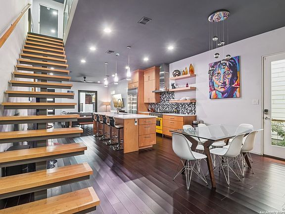 2nd image of 128 Clay St.