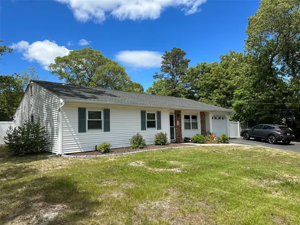 23 Hawkins Path, Coram, NY 11727