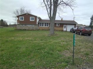 8999 Pearson Rd, Middleport, NY 14105