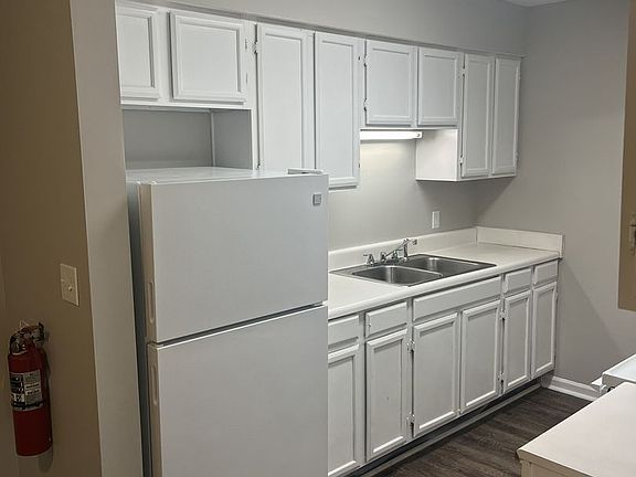 3rd image of 3900 Taggart Dr #204