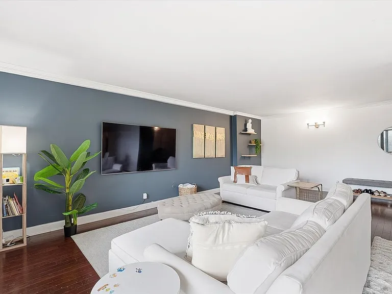 300 Winston Dr #L5 — Photo 3