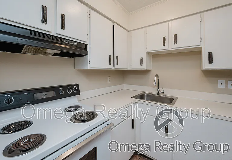 Camelot Apartments — Photo 22