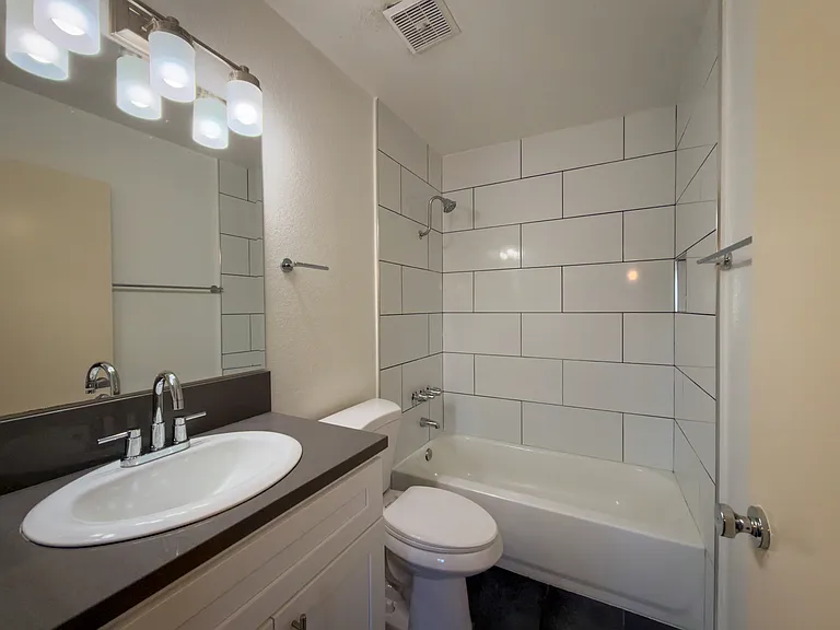 Laurel Canyon Place — Photo 14