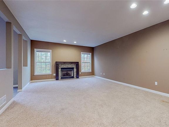 3rd image of 475 Hollyhock Ct