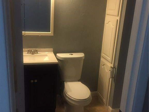 4th image of 2305 Versailles Dr