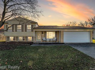 488 Randall Dr, Troy, MI 48085