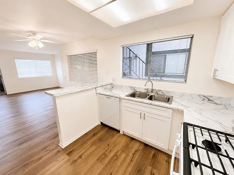 Del Ciervo Apartments — Photo 47
