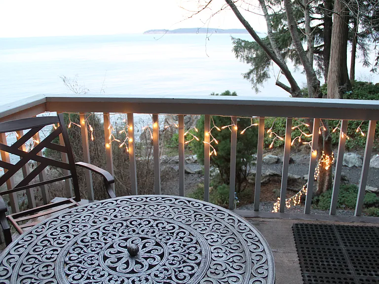 SUMMER DINING ON DECK