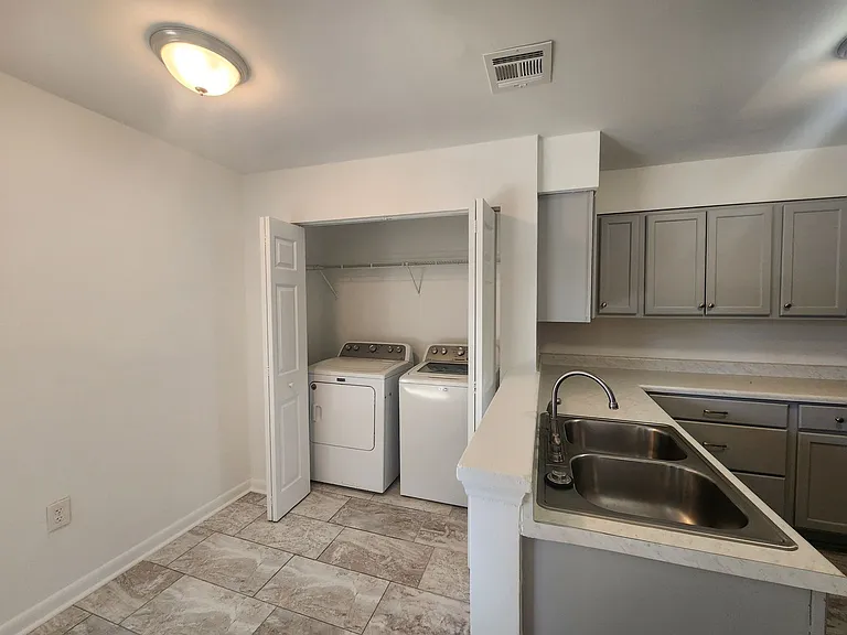 4900 Spring Lake Dr #D — Photo 5