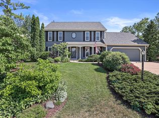 1679 Legend Hill Ln, Waukesha, WI