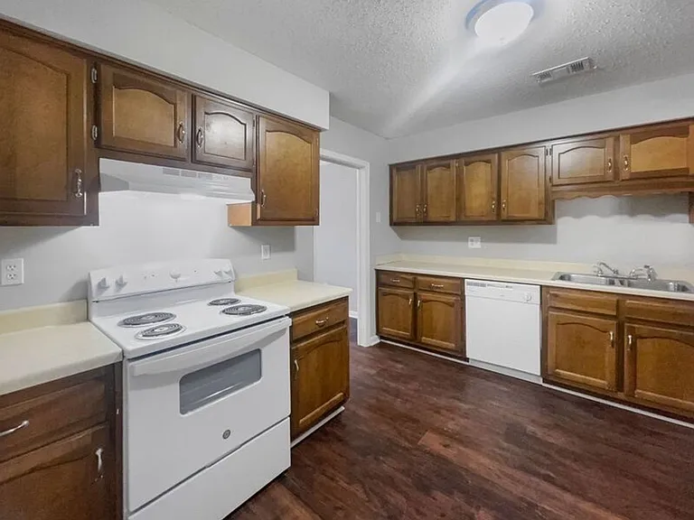 3414 Kensington Ct — Photo 9