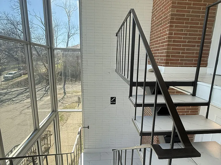 325 W Parkwood Dr #5 — Photo 2