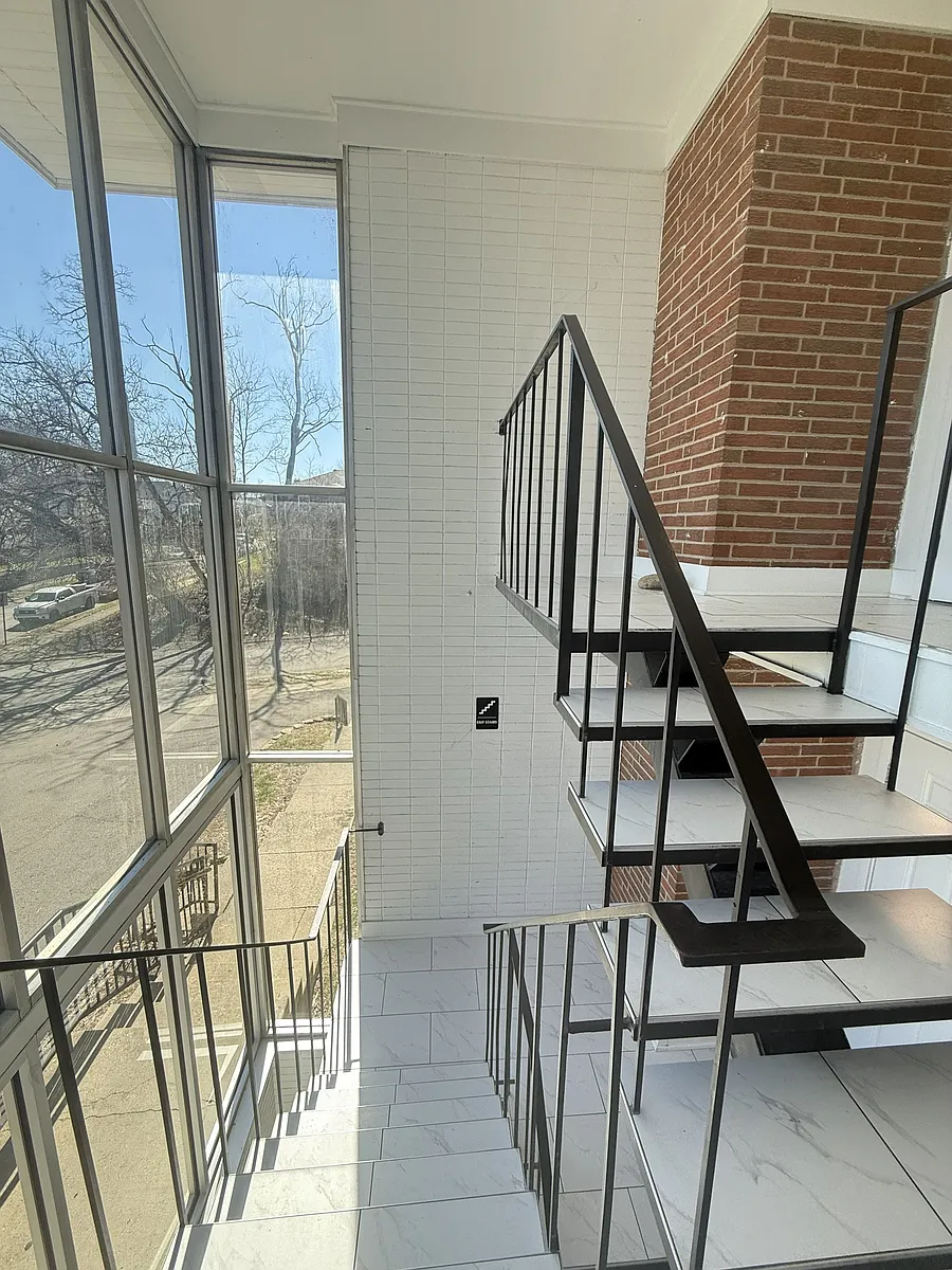 Building Photo - 325 W Parkwood Dr #5