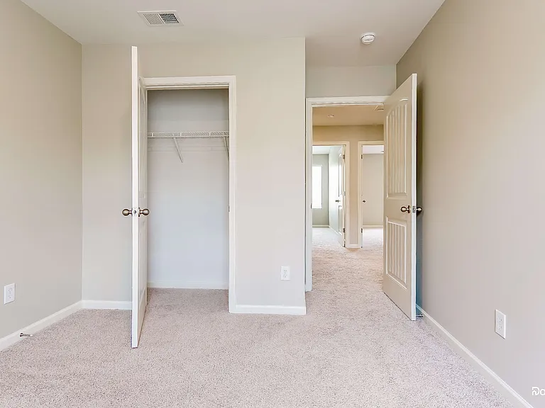1005 Park View Dr — Photo 10