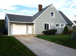 39 Sunrise Ln, Levittown, NY 11756