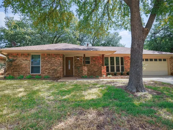 121 Bremen Dr, Hurst, TX 76054